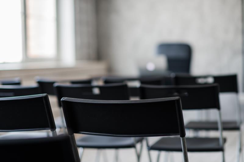 Des chaises dans une classe